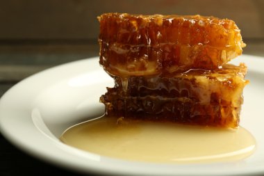 Peteğin ahşap arka plan üzerinde plaka üzerinde