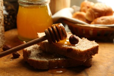 Ahşap zemin üzerine bal ile taze ekmek