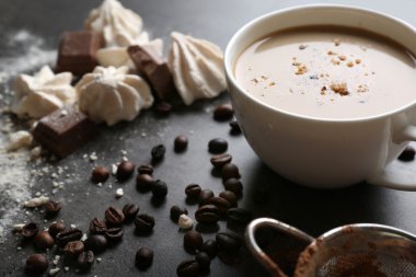 Fincan kahve ve siyah ahşap zemin üzerine tatlılar