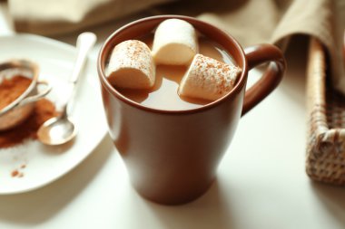 Marsh bir masada mellow ile kahve