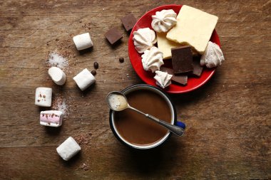 Kahve tatlılar ahşap arka plan üzerinde