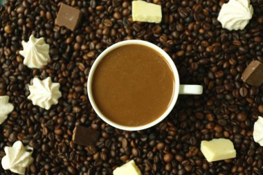 Tatlılar ve kahve çekirdekleri closeup ile kahve