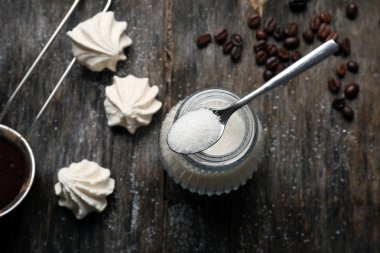 Şekerlik ve öpücük ahşap arka plan üzerinde