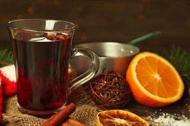 Noel kompozisyon mulled şarap, tarçın, çam ve ahşap masa üzerinde kırmızı örme eldivenler