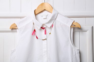 Bluz ve kolye askısı duvar arka plan üzerinde üzerinde