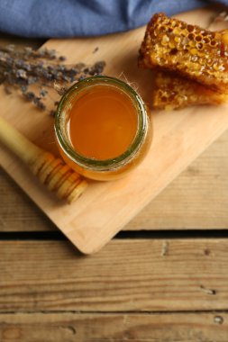 Cam Kavanoz bal, peteğin ve ahşap zemin üzerine fındık ile