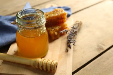 Cam Kavanoz bal, peteğin ve ahşap zemin üzerine fındık ile