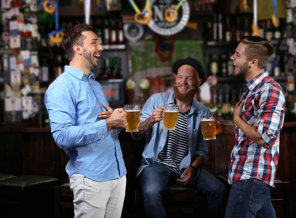 Hombres jóvenes en el bar — Foto de Stock