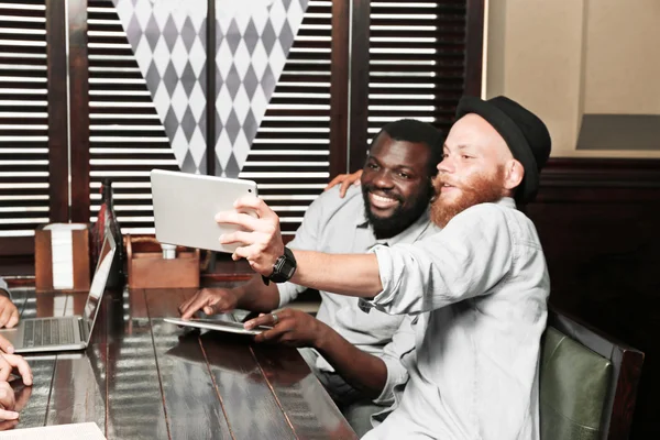 Jonge Mannen Nemen Foto Van Zichzelf Café — Stockfoto