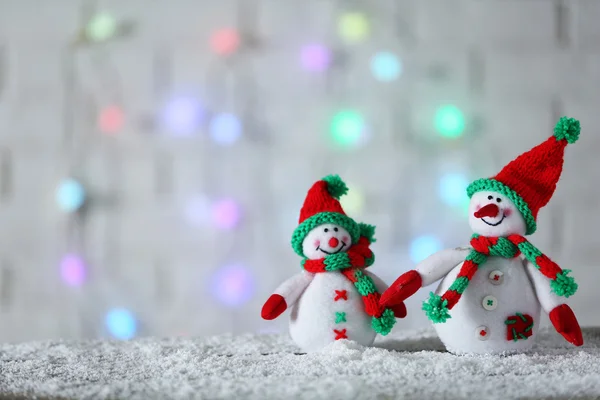 Lindos muñecos de nieve en fondo de Navidad — Foto de Stock