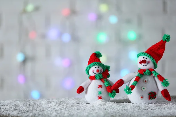 Bonhommes de neige mignons sur fond de Noël — Photo