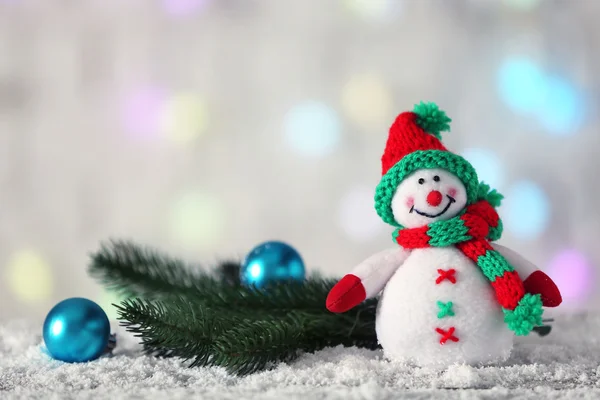 Bonhomme de neige mignon sur fond de Noël — Photo