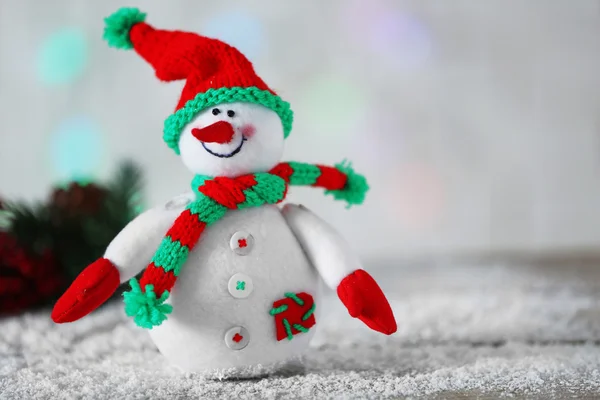 Schattig sneeuwpop op Kerstmis achtergrond — Stockfoto