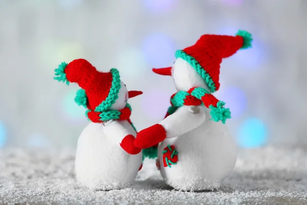 Lindos muñecos de nieve en fondo de Navidad — Foto de Stock