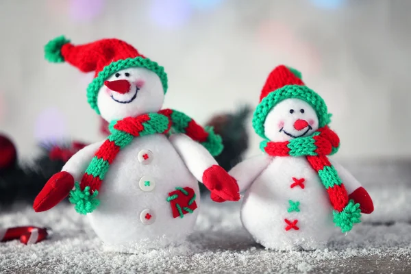 Bonitos bonecos de neve no fundo de Natal — Fotografia de Stock