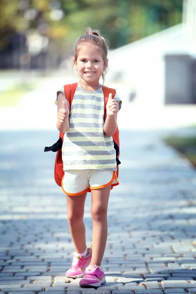 Niña con bolsa de la escuela — Foto de Stock