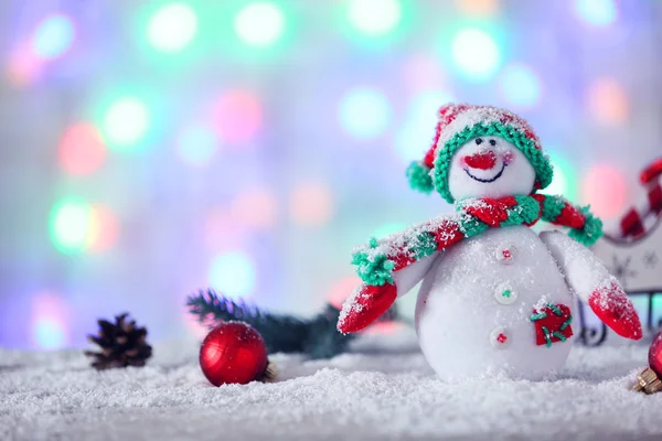 Bonhomme de neige mignon sur fond de Noël — Photo