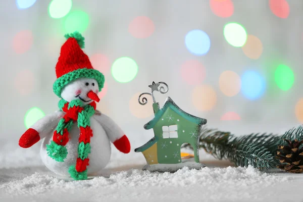 Lindo muñeco de nieve en fondo de Navidad — Foto de Stock
