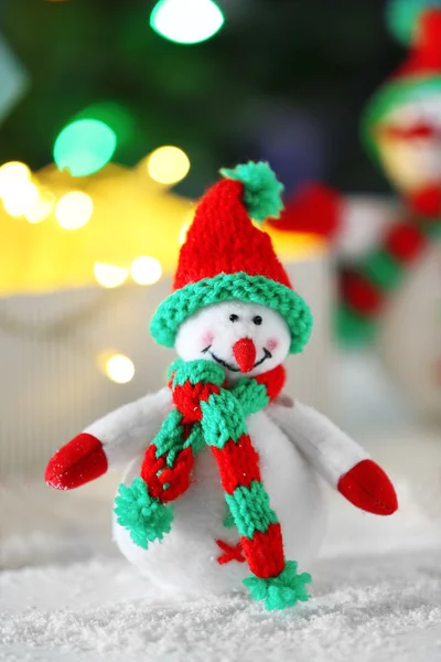 Bonhomme de neige mignon sur fond de Noël — Photo