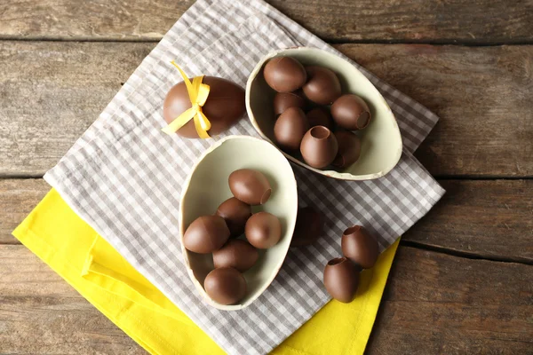 Huevos de Pascua de chocolate sobre fondo de madera — Foto de Stock