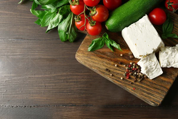 Ingrédients frais pour préparer des rouleaux de courgettes sur fond en bois — Photo