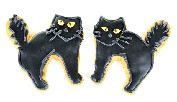 Cookies d'Halloween créatifs en forme de chat isolés sur fond blanc — Photo