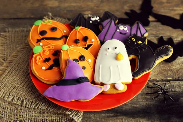 Galletas de Halloween creativas sobre fondo de madera — Foto de Stock