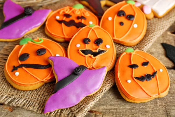 Cookies criativos para festa de Halloween na mesa de madeira, close-up — Fotografia de Stock