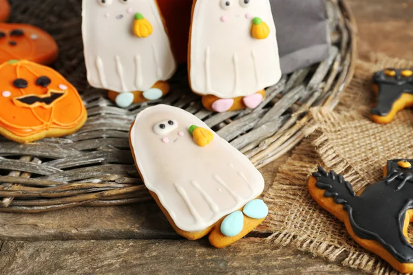 Galletas creativas para fiesta de Halloween en placa de mimbre — Foto de Stock