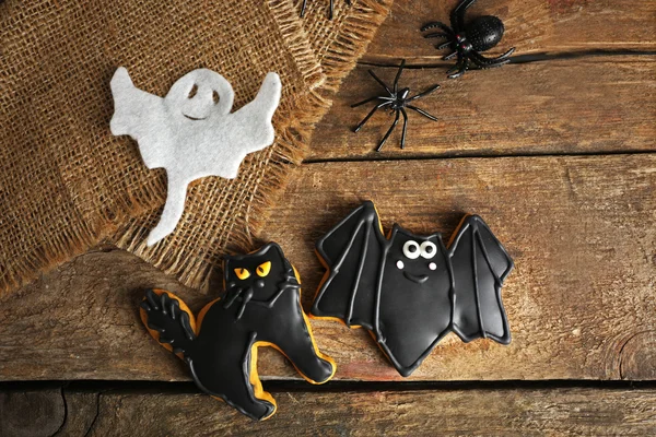 Cookies criativos para festa de Halloween na mesa de madeira, close-up — Fotografia de Stock