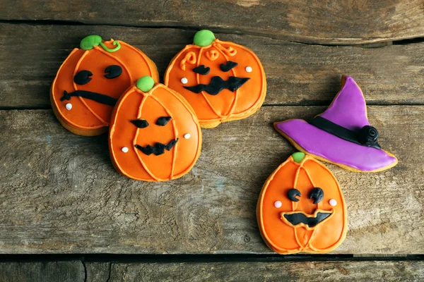 Cookies criativos para festa de Halloween em fundo de madeira — Fotografia de Stock