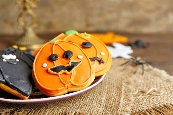 Galletas de Halloween creativas sobre fondo de madera — Foto de Stock