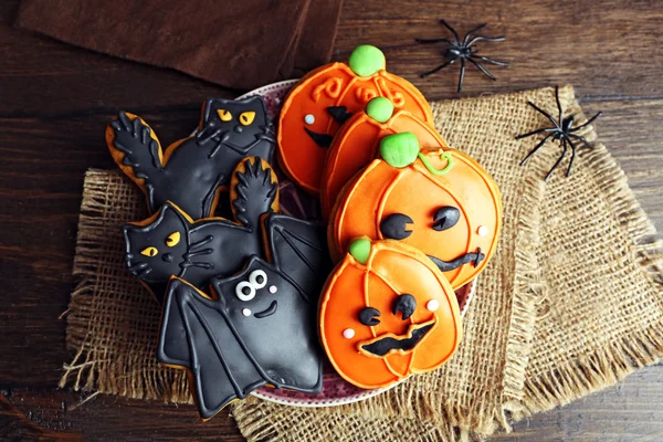 Cookies créatifs Halloween sur fond en bois — Photo