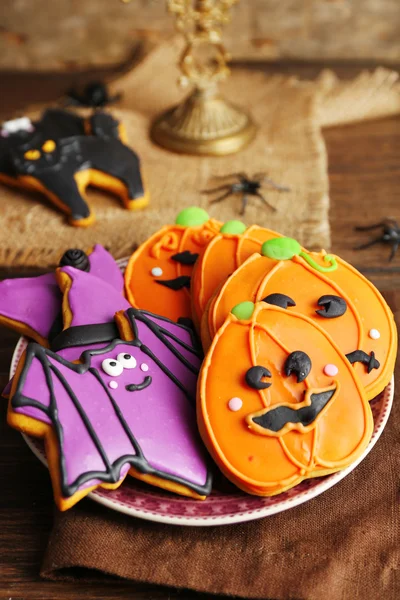 Biscotti creativi di Halloween su sfondo di legno — Foto Stock