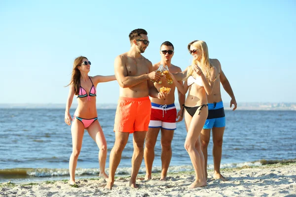 Amici felici che bevono birra in spiaggia — Foto Stock
