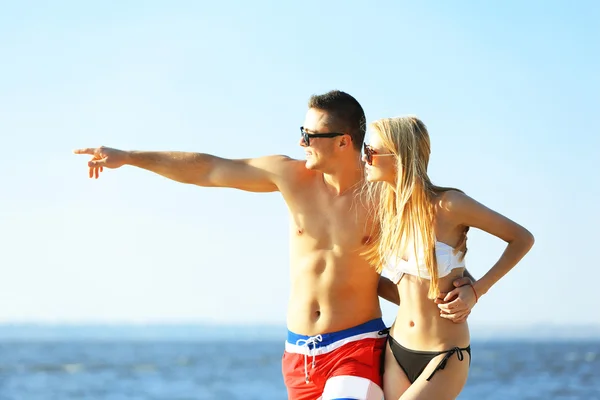 Pareja feliz abrazándose en la playa — Foto de Stock