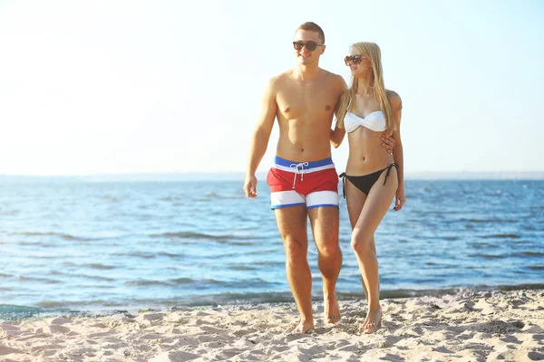 Šťastný pár objímání na pláži — Stock fotografie
