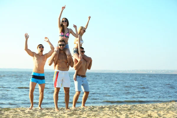 Guys carrying girls on shoulders — Stock Photo, Image