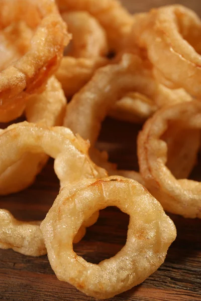 Chips anéis no fundo de madeira closeup — Fotografia de Stock