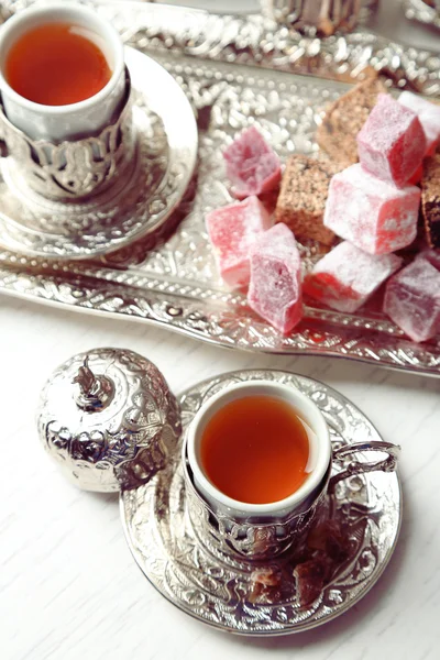 Set de té antiguo con deleite turco en primer plano de la mesa — Foto de Stock