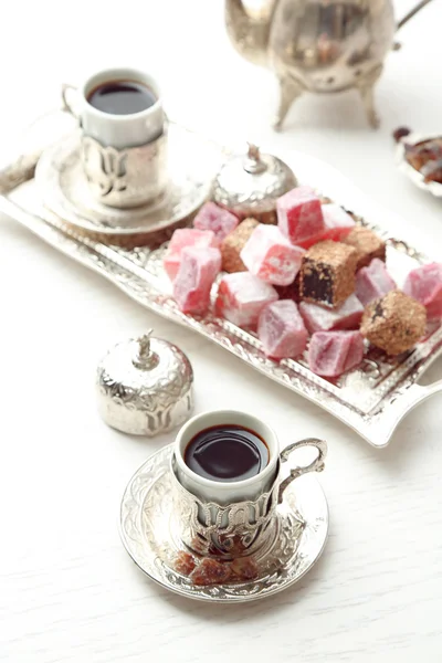 Antikes Teeservice mit türkischer Köstlichkeit auf dem Tisch in Großaufnahme — Stockfoto