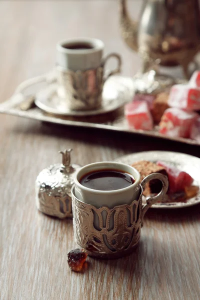 Antikes Teeservice mit türkischer Köstlichkeit auf dem Tisch in Großaufnahme — Stockfoto