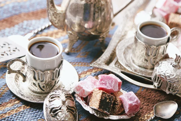 Антикварный чайный сервиз с турецкой сладостью на столе крупным планом — стоковое фото