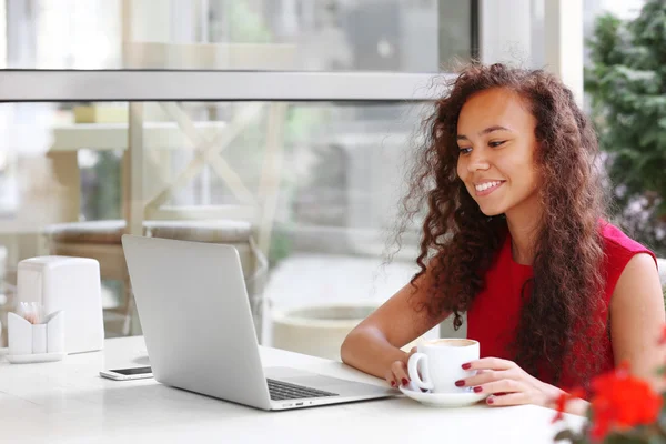 Jovem mulher de negócios bonita com laptop no restaurante beber café — Fotografia de Stock