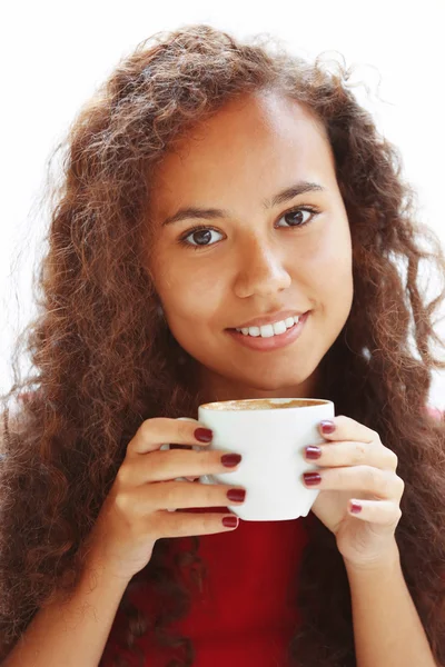 Ritratto ravvicinato di giovane bella donna che beve caffè — Foto Stock