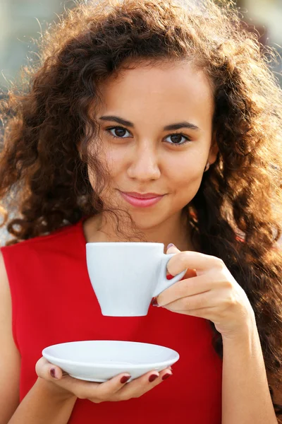 Ritratto ravvicinato di giovane bella donna che beve caffè — Foto Stock