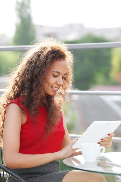 テラスに座ってタブレットと美しい若い女性 — ストック写真