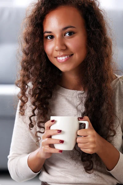 Ritratto ravvicinato di bella giovane donna che beve caffè su sfondo bianco — Foto Stock