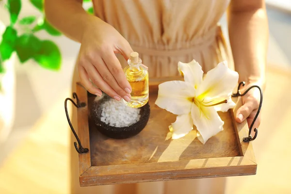 Hände mit Tablett mit Wellness-Produkten — Stockfoto