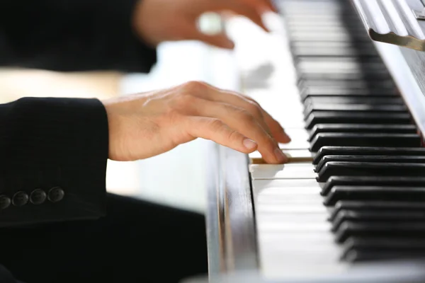 Manos masculinas piano tocando — Foto de Stock